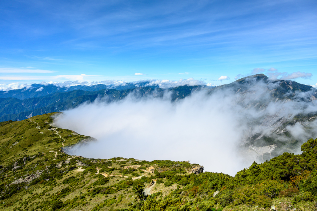 Sea of clouds on Jiaming lake hike